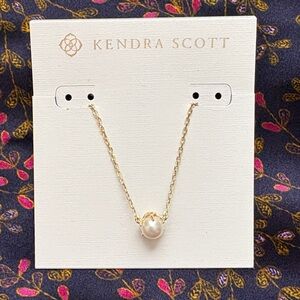 Kendra Scott Ashton Gold Pendant Necklace in Freshwater Cultured Pearl